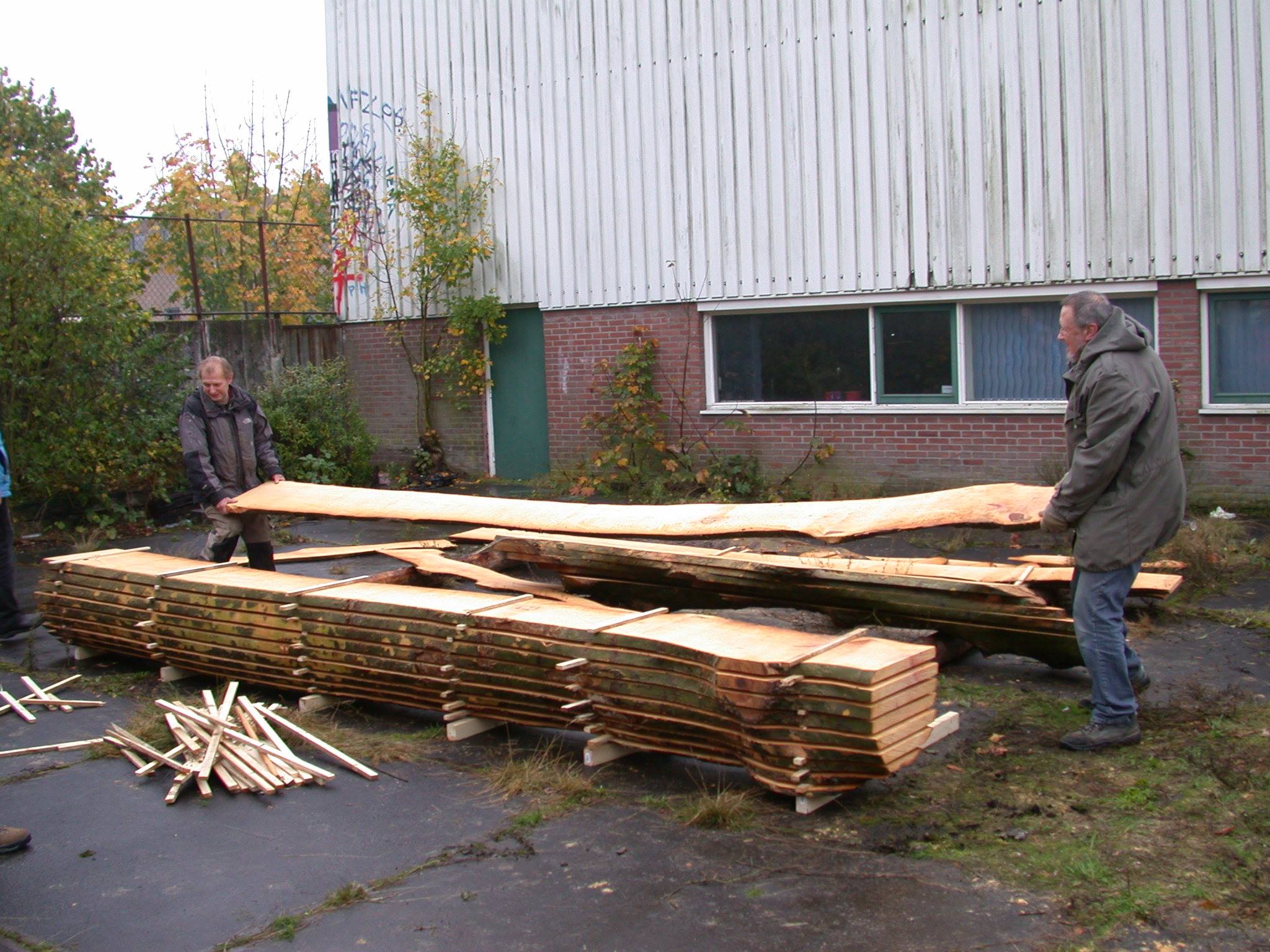 Vincent & Ben leggen plataan te drogen.