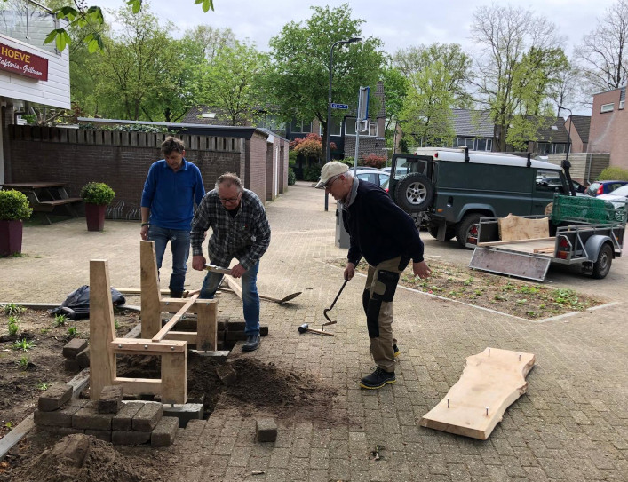 Plaatsing bankje Eikakkerhoeven (Rosmalen)